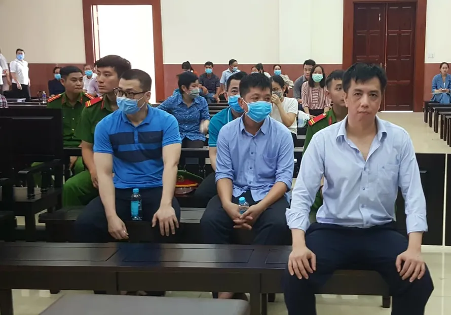 Các bị cáo trong vụ buôn lậu thuốc ung thư giả VN Pharma. Ảnh: Tân Châu.