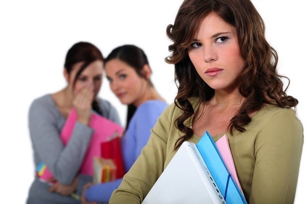 Bạn bị nói xấu nơi công sở, xử lý thế nào?