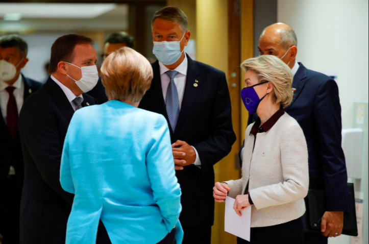 Các lãnh đạo EU bên lề cuộc họp ngày 24/6. (Ảnh: Reuters)