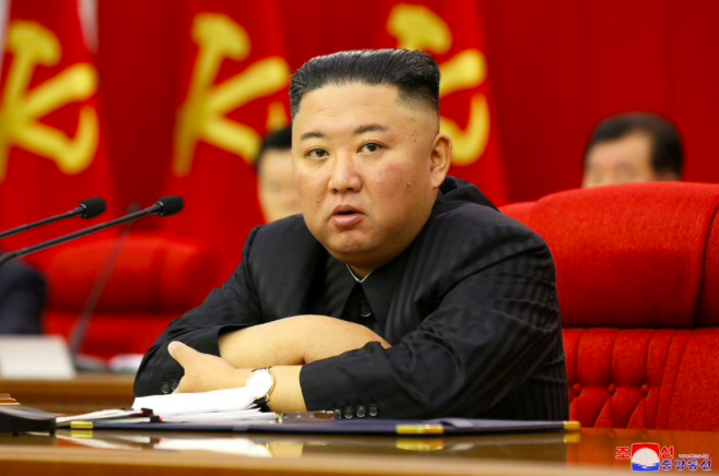 Ông Kim Jong Un trông gầy hẳn đi trong bức ảnh được báo chí Triều Tiên đăng tải gần đây. (Ảnh: KCNA)