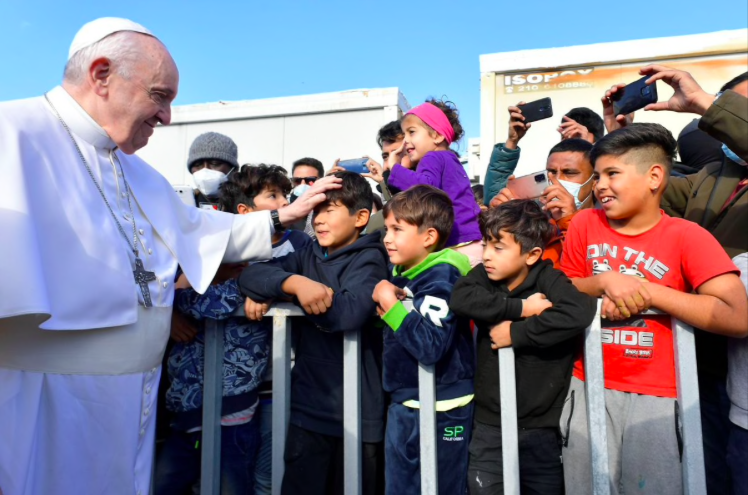Giáo hoàng Francis trong chuyến thăm đảo Lesbos. (Ảnh: Reuters)