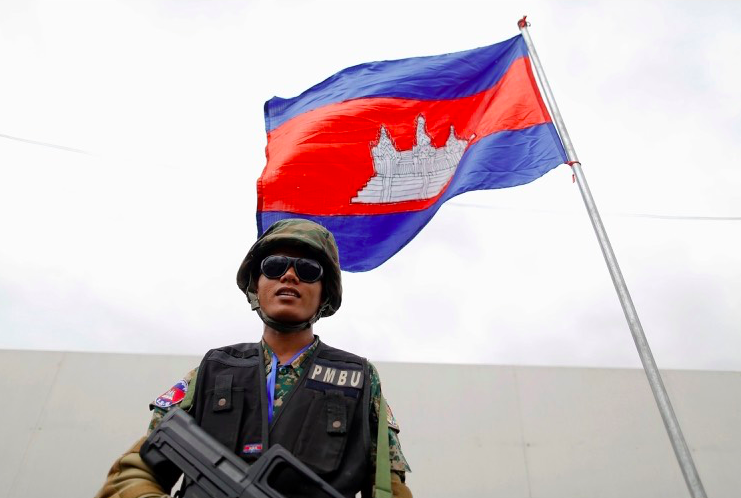 Một lính Campuchia đứng gác ở Phnom Penh. (Ảnh: Reuters)