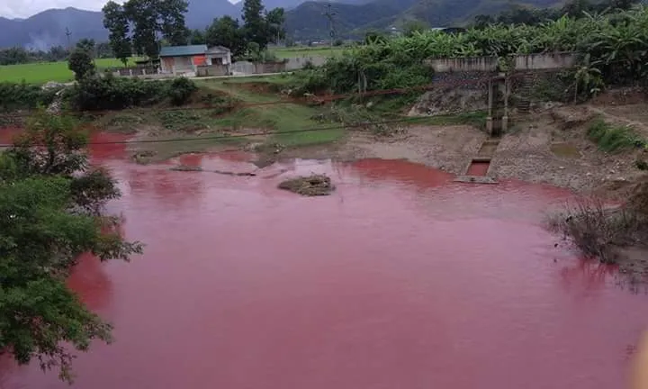 Dòng suối "máu" gây hoang mang cho người dân huyện Điện Biên.
