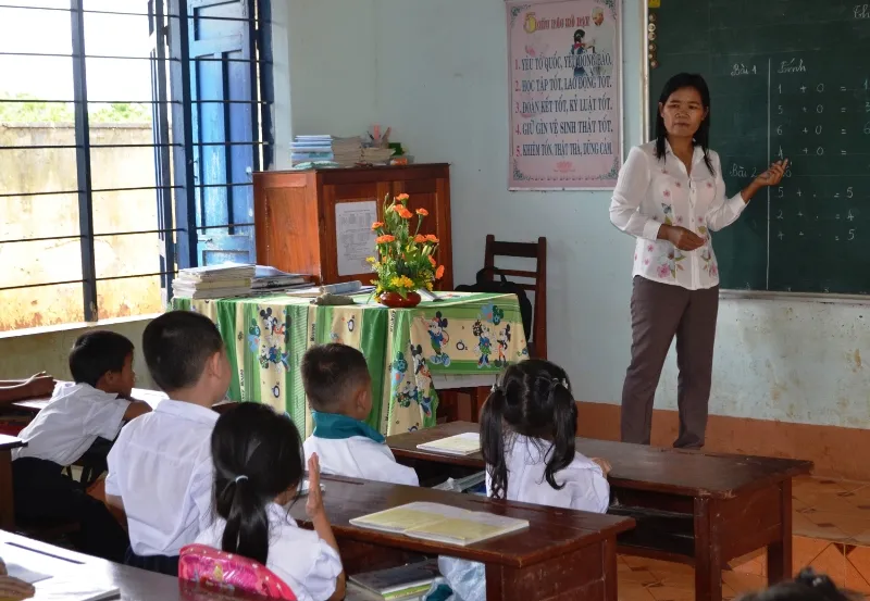 Cô giáo H'Wiêl trong một tiết học.