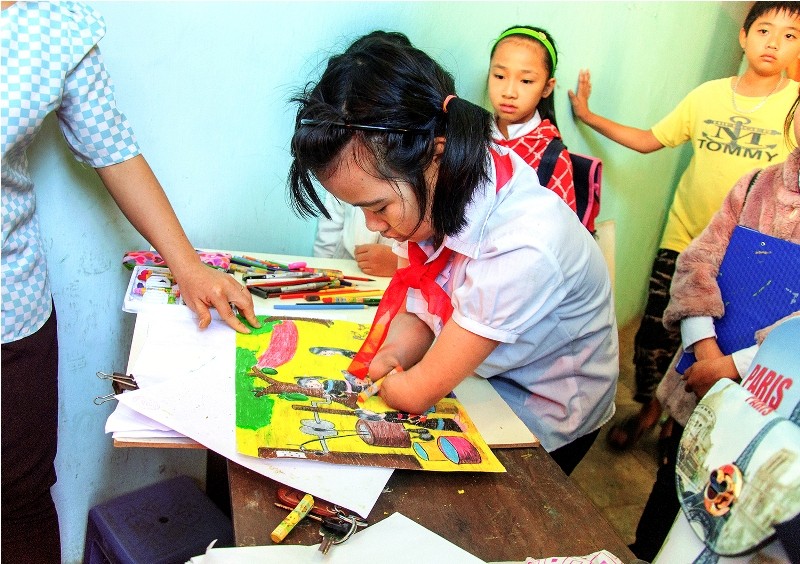 Blaih viết chữ rất đẹp và vẽ tranh cũng rất tài.