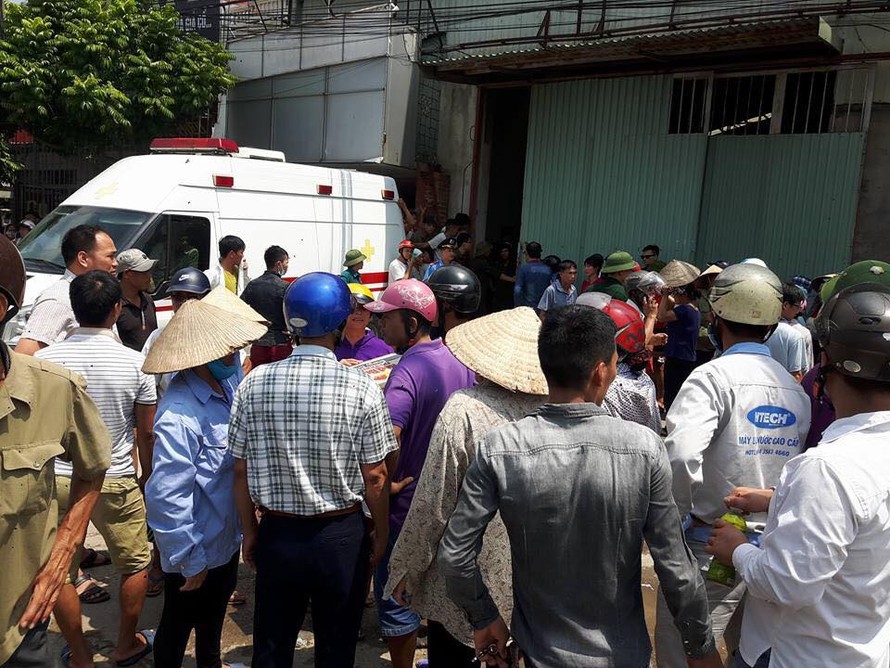 Xe cấp cứu đưa các nạn nhân ra khỏi hiện trường.