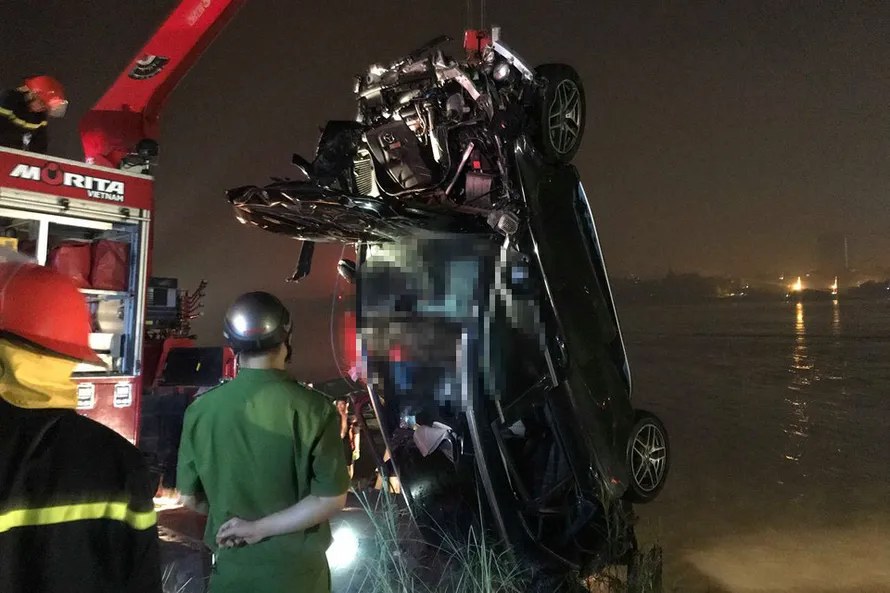 Chiếc xe được trục vớt lên từ sông Hồng.