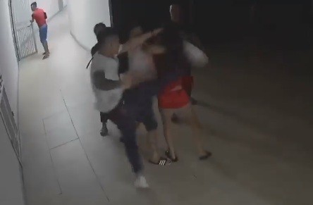 Hình ảnh cô gái bị hành hung tại sảnh căn hộ chung cư.