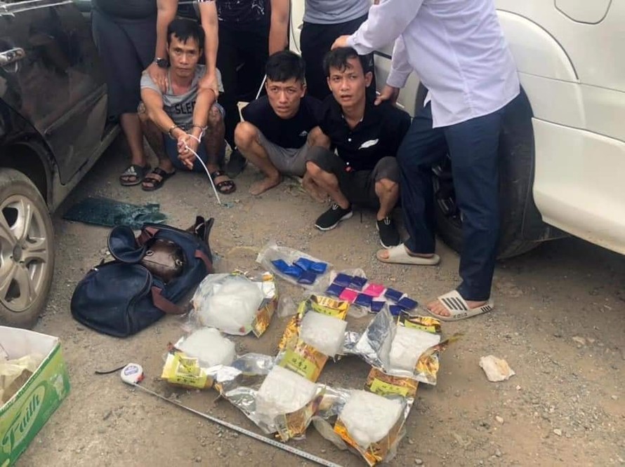 Các đối tượng bị bắt giữ cùng tang vật.