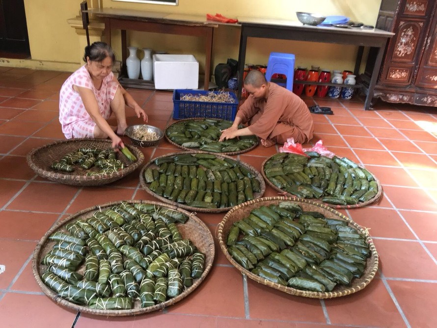 Hàng nghìn chiếc bánh được gửi tới các chốt kiểm soát dịch trên địa bàn quận Bắc Từ Liêm.