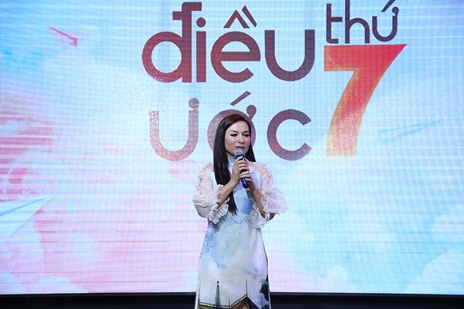 Ca sĩ Phi Nhung vừa khóc vừa chia sẻ mong muốn chương trình "Điều ước thứ 7" giúp cô thực hiện ước mơ cho cha dượng bị ung thư được gặp lại người con qua Mỹ 10 năm không về.