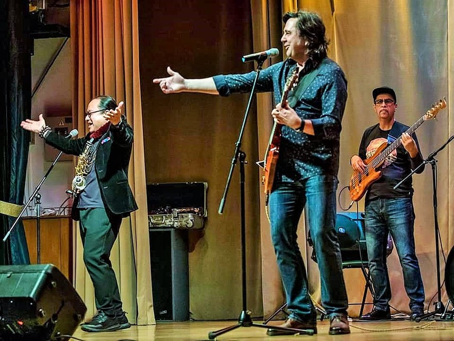 Trần Mạnh Tuấn biểu diễn cùng nghệ sĩ guitar Nga nổi tiếng Dimitry Malotetov 