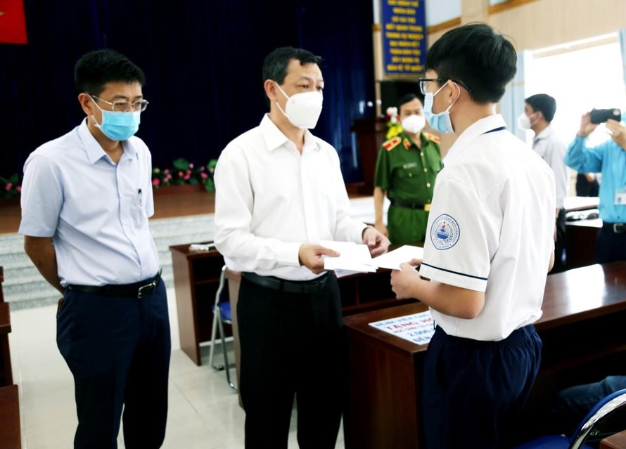Học sinh mồ côi vì COVID được trao học bổng, TT-Huế bắt đầu mở cửa trường học trở lại