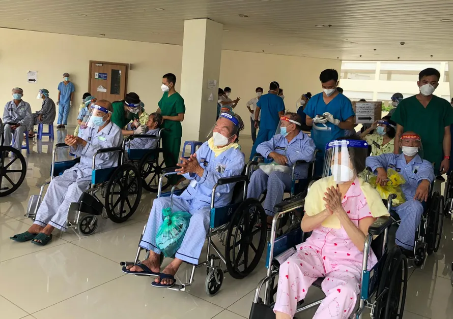 TPHCM: Số ca COVID-19 xuất viện nhiều gấp đôi nhập viện