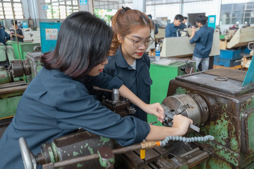 Nữ sinh viên ngành Kỹ thuật trường ĐH Sư phạm Kỹ thuật TP. HCM được giảm 50% học phí 