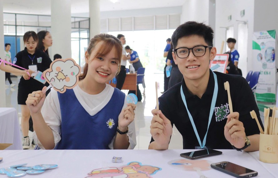 Sinh viên chung tay đem “Ánh cầu vồng” đến trẻ em khó khăn. 