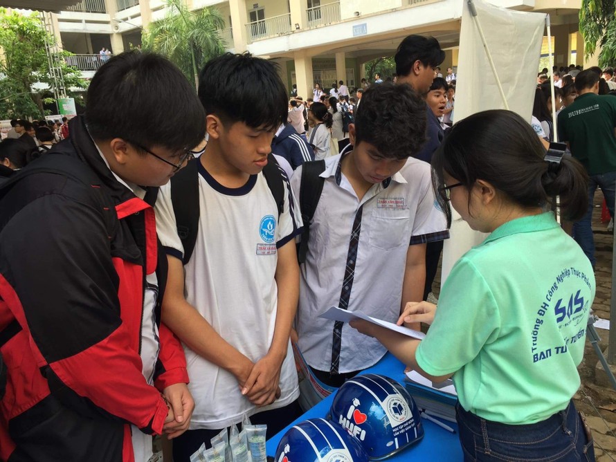 Học sinh lớp 12 tìm hiểu về trường ĐH Công nghiệp Thực phẩm TP. HCM tại Ngày hội tuyển sinh, hồi tháng 3/2021.