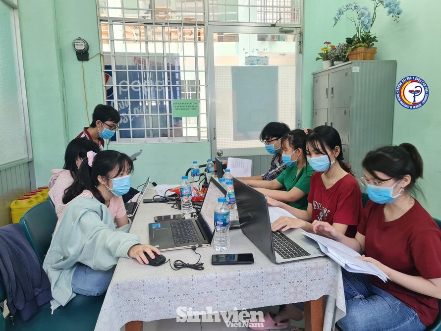 Sinh viên trường ĐH Y Dược Cần Thơ tham gia đội nhập liệu tại CDC Cần Thơ.