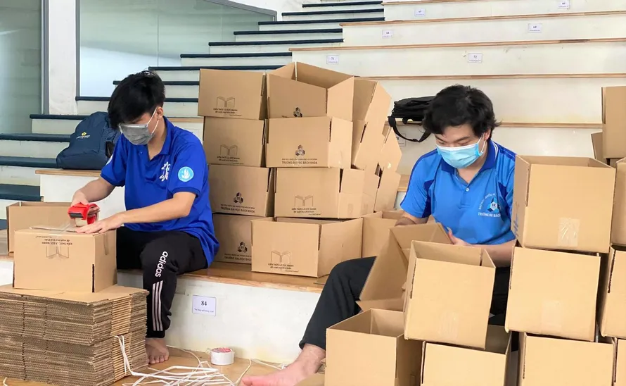 Tân sinh viên trường ĐH Bách khoa (ĐHQG TP. HCM) được gửi tặng sách tận nhà 
