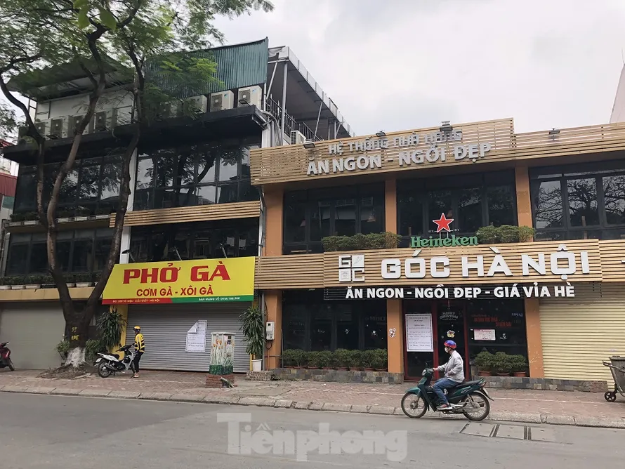 Quán xá Hà Nội "cửa đóng then cài", đìu hiu do dich COVID-19