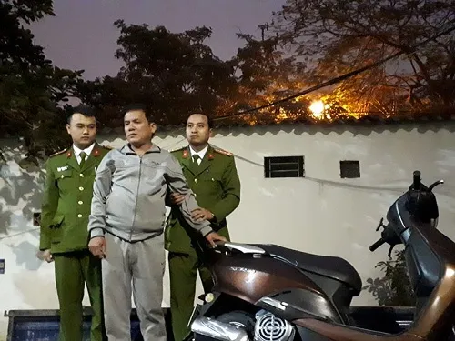 Trần Quốc Khánh và tang vật tại CQĐT.