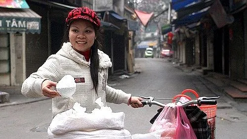 Nhiều người mua muối Mùng 1 Tết để lấy lộc đầu năm.