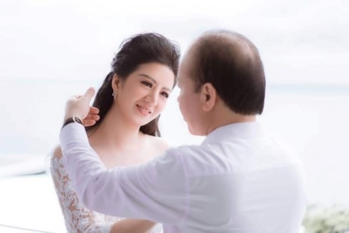 Đinh Hiền Anh từng gây tranh cãi khi nhận giải thưởng Bông hồng quyền lực 2019.