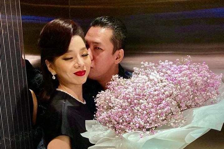 Ảnh tình tứ hiếm hoi bên ông xã được Lệ Quyên chia sẻ mới đây. 