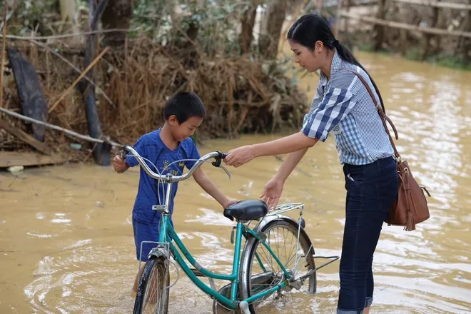Hình ảnh Ngọc Hân trong chuyến từ thiện cứu trợ ở miền Trung năm 2016. 