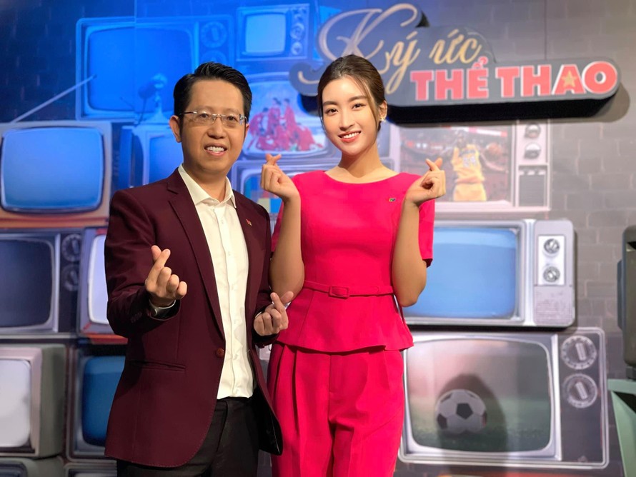 Hoa hậu Đỗ Mỹ Linh và BTV Việt Khuê. 