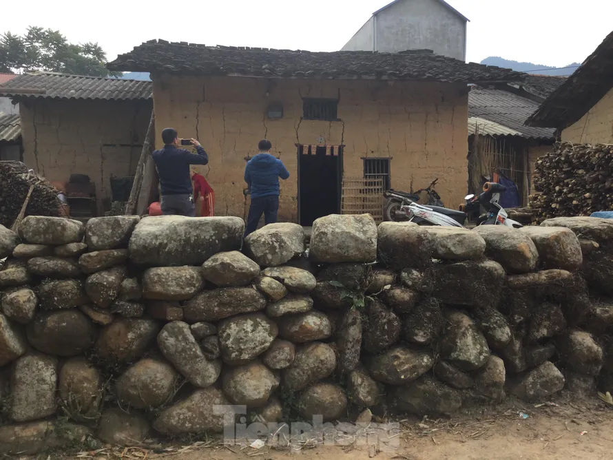 Ngoài tiện ích cho sinh hoạt, cuộc sống, nhà trình tường ở Lạng Sơn có có ý nghĩa "phòng thủ" chống thú dữ, kẻ thù nên được lưu giữ, thu hút sự quan tâm, ngưỡng mộ của du khách -Ảnh: Duy Chiến 