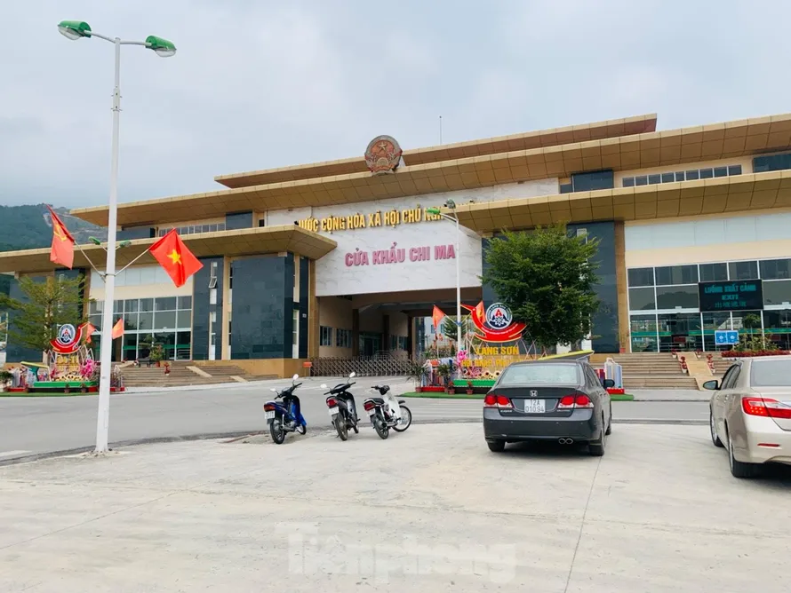 Mặc dù cửa khẩu Ái Điểm (Trung Quốc)- Chi Ma (Việt Nam) mở cửa trở lại, nhưng năng lực thông quan rất hạn chế. Ảnh: Duy Chiến 