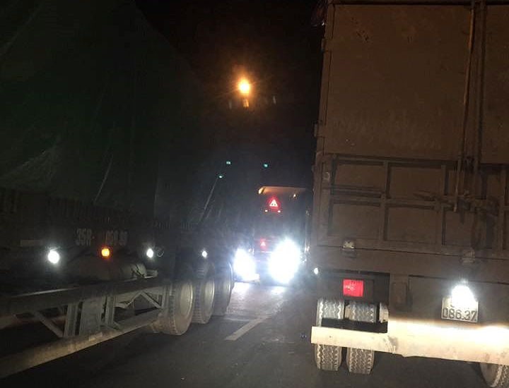 Đến chập tối nay, ách tắc vẫn kéo dài trên địa phận huyện Cao Lộc, Lạng Sơn *ảnh: Quang Huy