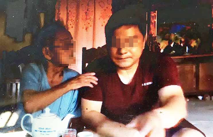 Ông L. (bìa phải) thông qua mạng xã hội để tiếp cận với dân địa phương tìm cách kiếm vàng trên núi. Ảnh: Duy Chiến