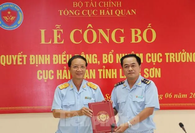 Lãnh đạo Tổng cục Hải quan trao Quyết định bổ nhiệm cho tân Cục trưởng HQ Lạng Sơn Nguyễn Hoàng Tuấn (bìa phải) .Ảnh: Trí Dũng 