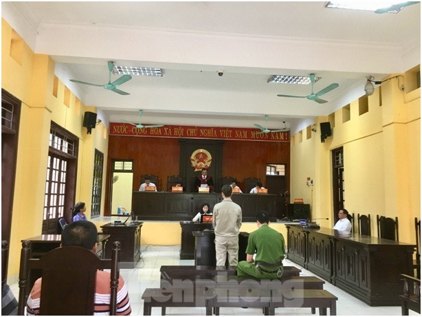 Bị cáo Dương ra tòa lĩnh án .Ảnh: X. Hữu
