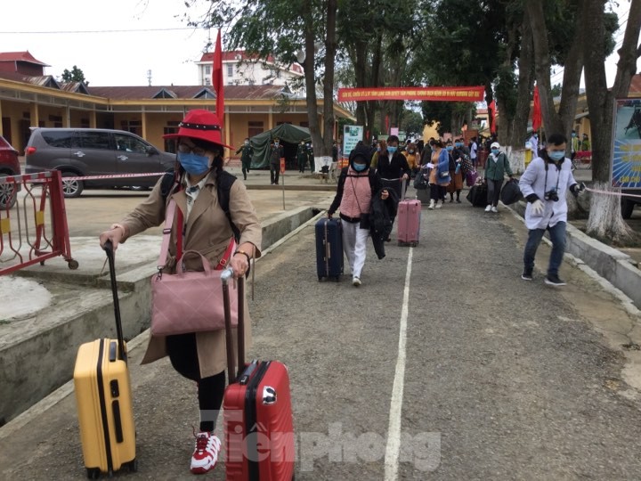 Những công dân hoàn thành cách ly, đầu tiên rời khỏi Trung đoàn 123 .Ảnh: Duy Chiến