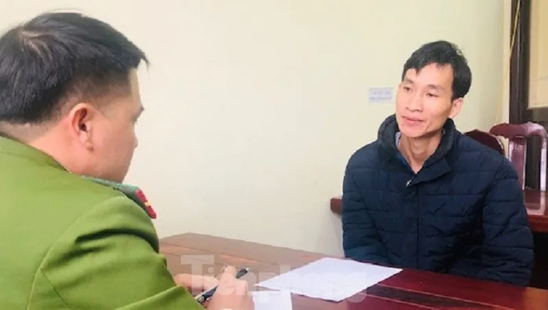 Đối tượng Đội (bìa phải) khai nhận hành vi tại cơ quan công an .Ảnh: Minh Anh 
