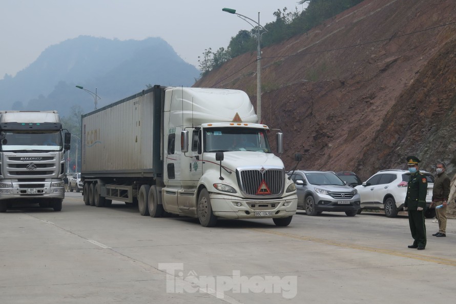 Kể từ ngày 26/4, các lái xe "Đội chuyên trách" được một tổ công tác của tỉnh Lạng Sơn theo dõi, giám sát việc thỏa thuận giá dịch vụ lái xe qua biên giới Việt- Trung .Ảnh: Duy Chiến