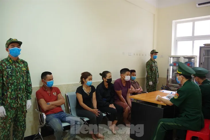 Nhóm người nhập cảnh trái phép bị lực lượng Biên phòng Tân Thanh phát hiện, bắt giữ vào sáng 1/8 .Ảnh: T.Đ