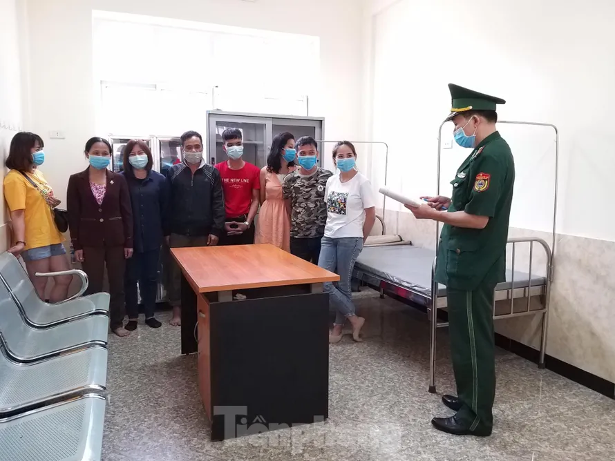 Số người nhập cảnh trái phép bị bắt giữ tại đường mòn, được đưa về nơi kiểm tra y tế .Ảnh: Duy Chiến