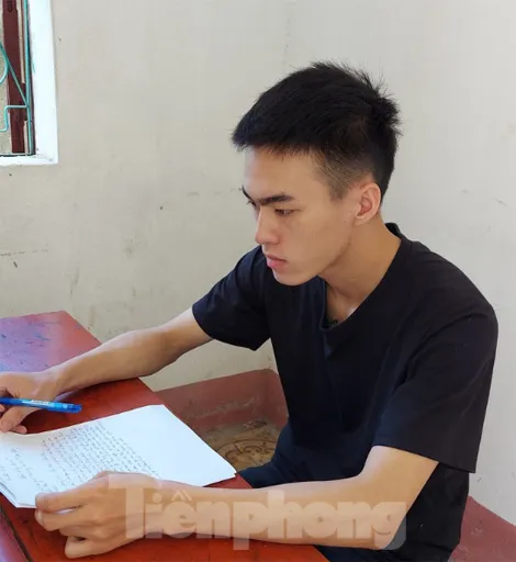 Đối tượng Mạnh khai nhận hành vi buôn bán người tại cơ quan công an .Ảnh: CB