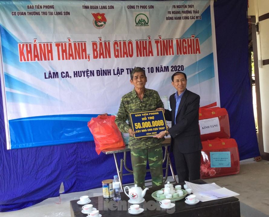 Báo Tiền Phong trao tặng tiền hỗ trợ tiền xây nhà cho ông Lã Văn Bảo .Ảnh: Duy Chiến 