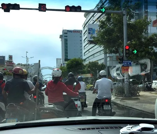 Người dừng chờ đèn đỏ ở làn rẽ phải. 