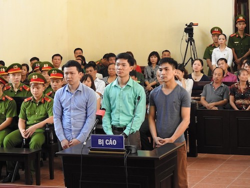 Bác sỹ Hoàng Công Lương (giữa) cùng 2 bị cáo tại phiên tòa bị hoãn ngày 7/5. 