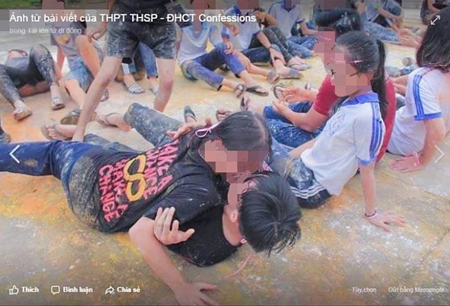 Học sinh nam nữ lăn lộn chuyền thìa cho nhau.