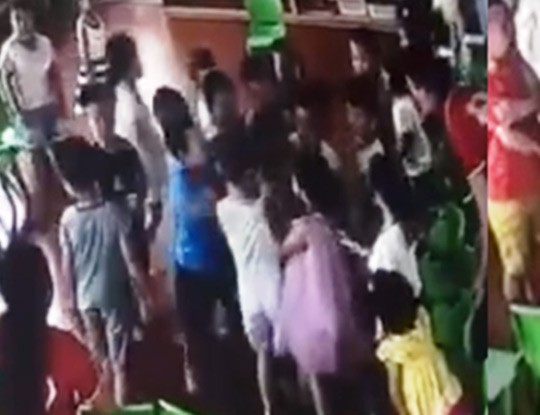 Cháu bé bị cả lớp mầm non xúm vào đánh hội đồng. Ảnh cắt từ clip