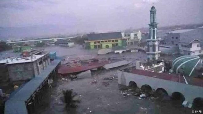 Sóng thần bất ngờ ập vào Indonesia