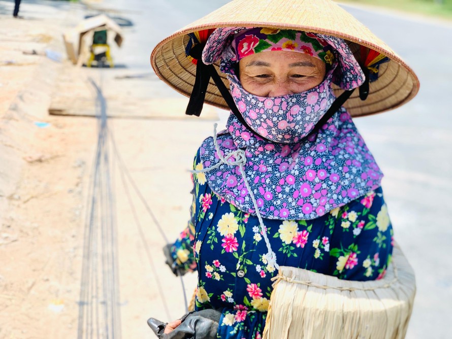 Lao động nhọc nhằn mưu sinh giữa trời nắng như đổ lửa