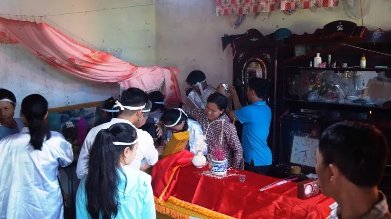 Chồng ngất lịm bên linh cữu vợ con